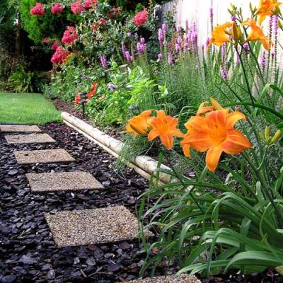 u48/coastalva/medium/30614368.26JUN04gardenpath.jpg