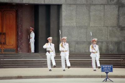 Ho Chi Minhs Mausoleum - changing of the guard