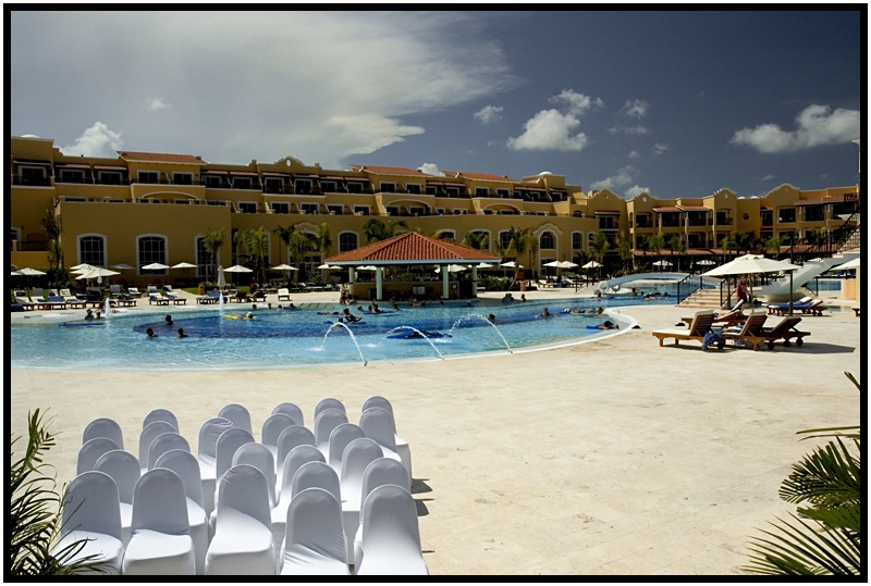 <B>Swim-up Bar</B>