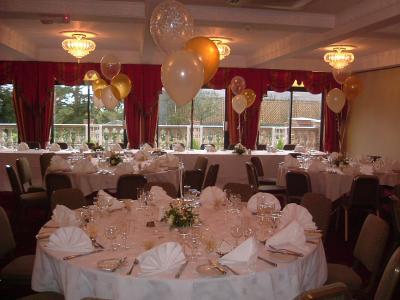 Willington Hall - Wedding Balloons - Gold Metallic, Pearl Ivory, Clear Just Married Print