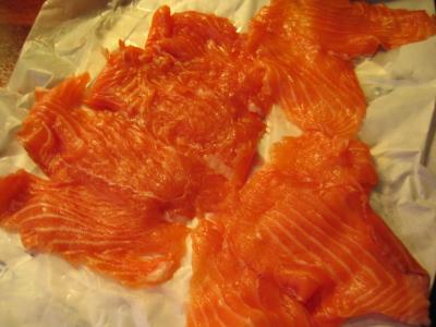 Revisar las fetas de salmon, que no tenga ninguna escama o espina o piel