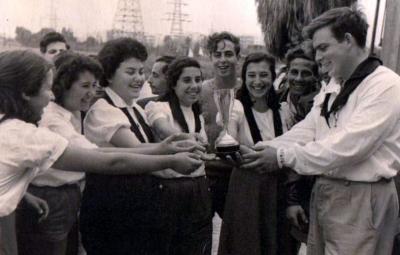 מיכה וצוות השייטות לאחר הזכיה בגביע - באליפות הארצית לחתירה