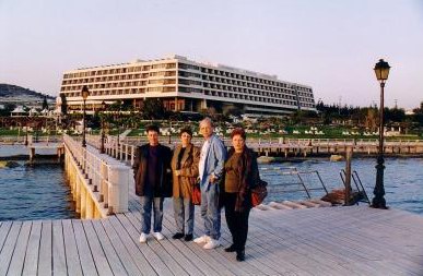שפרה, דליק, דב, ואסתר קליג - על רקע מלון מרידיאן בלימסול - קפריסין - 1998