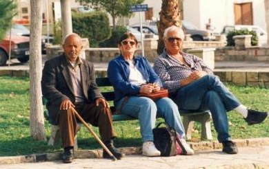 רולי, חסידה, וזקן - על ספסל בקפריסין - 98