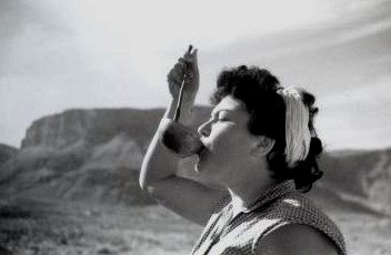 רות ג. שותה ממצקת - בטיול למצדה