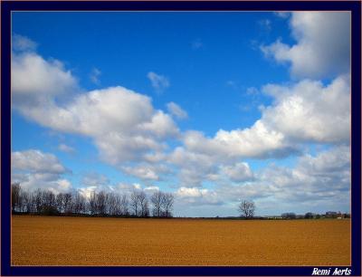 wolken over veld