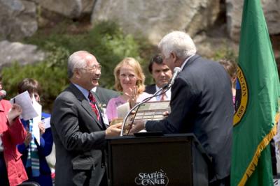 Congressman Jim McDermott presenting the 2004 Spirit of Liberty Award to Washington State Senator Paull Shin