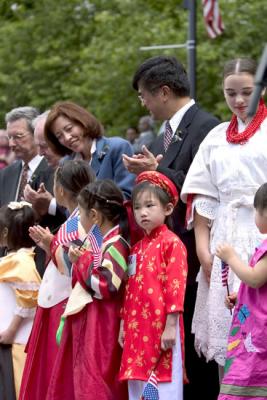 Senator Cantwell & Governer Locke with the Children of the world