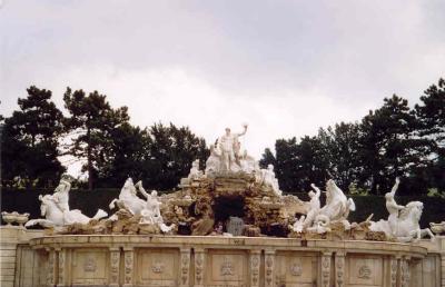Schoenbrun_Fountain.jpg