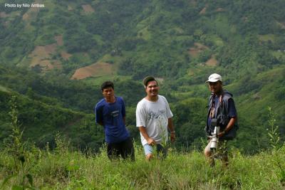 Raul Puentespina (our host), yours truly and our guide enjoy the view at Maraag valley, Cebu.