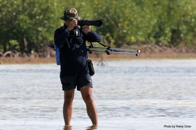 Nilo Arribas, looking like a soldier in full-battle gear, tries the 300D + Bigma on some waders.