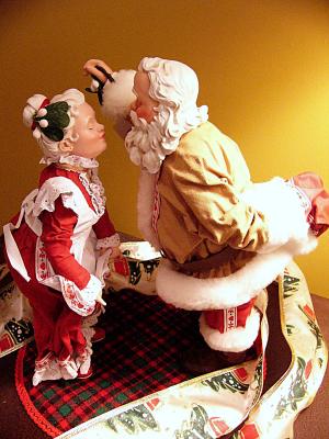 u48/lrolfe/medium/37401946.santaandthemrs2.jpg