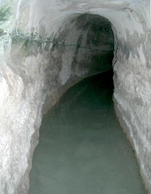 Taninim_underground_aqueduct.jpg