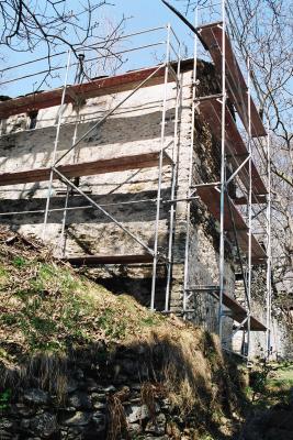 scaffolding_from_below-04182003-50percent.jpg