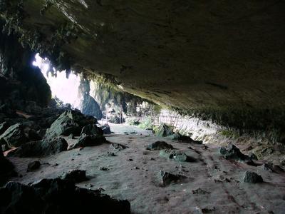 Huge overhang (Traders' Cave)
