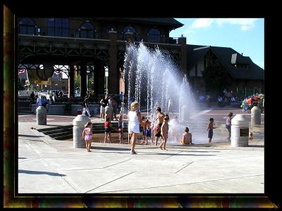 A splash in the fountain.jpg(686)