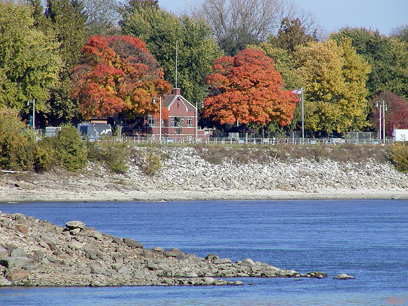 looking across the river.jpg(232)