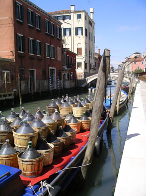 u48/placesandseasons/upload/35519925.DeliverybargeVenice2004.jpg