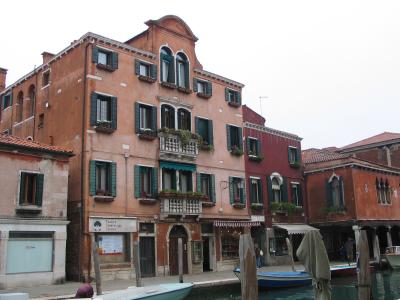 Venice-0002-HouseOnCanal.jpg