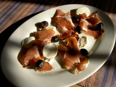 prosciutto, mozzarella and olives (large)