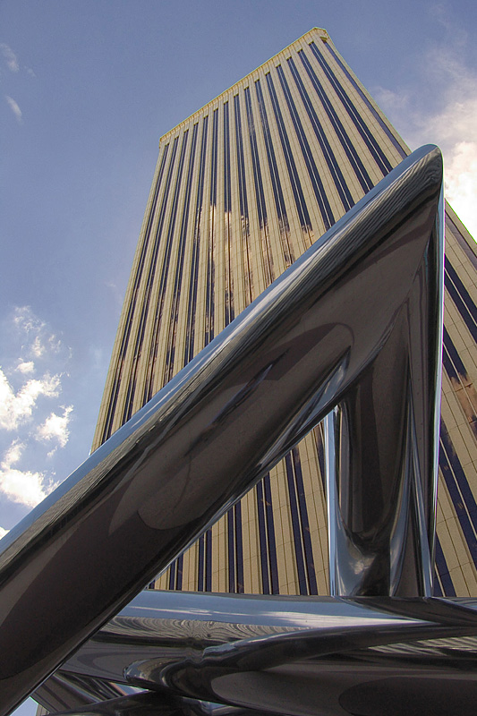 <b>4th place<br> Steel, Concrete & Glass *</b> <br> <font size=1> by JesusV</font></p>