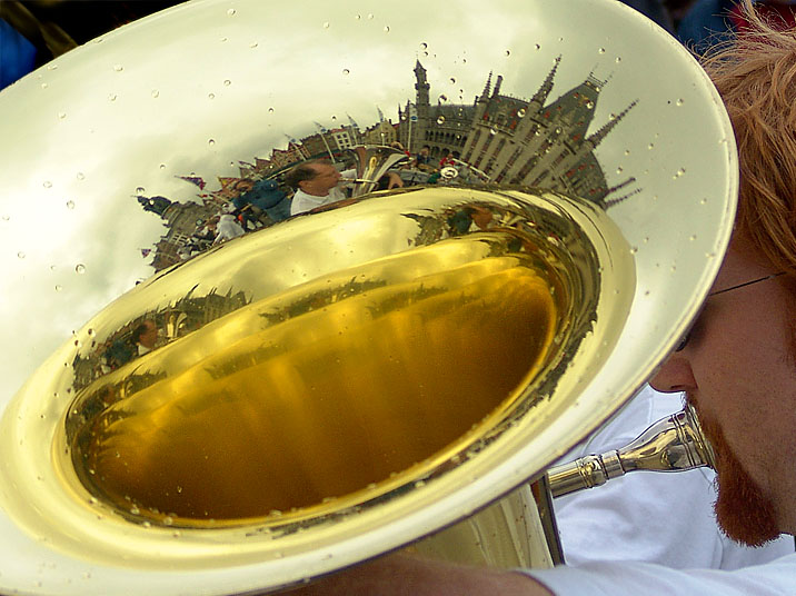 <B>3rd place<br>Super wide angle tuba</B><BR><FONT size=2>by Moti</FONT>