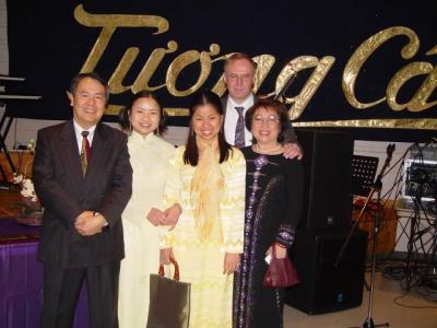 u48/tamlinh/medium/37004463.AwardWinnerCathyHongThaoNguyenandherfamily1.jpg