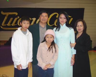 Award Winner Cindy Ha Ngoc Han and Family