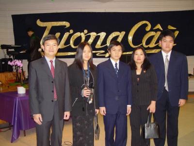 Award Winner Le Chinh Cat and his family