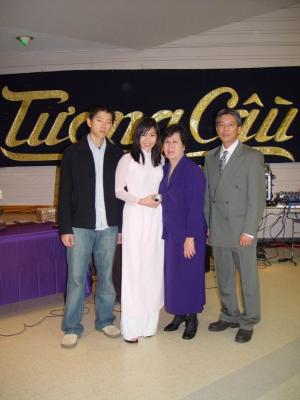 Award Winner Nguyen Kim Ngan and her family