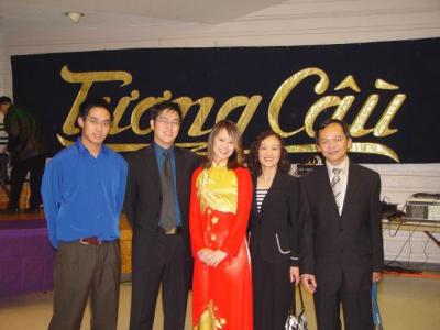 Award Winner Nguyen Thanh Bao Ngoc and her family