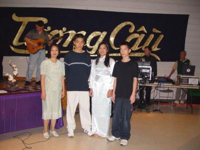 Award Winner Tiffany Nguyen Dan Thu and her family