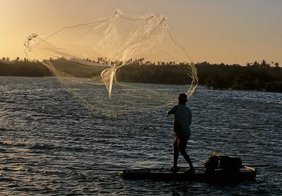 Pescador jogando a tarrafa3 em Barra Nova, Cascavel