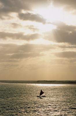 Barco em Camocim ao raiar do sol