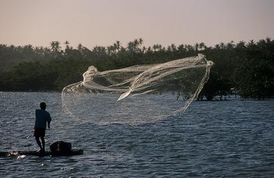pescador jogando a tarrafa em Barra Nova