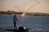 Pescador jogando a tarrafa em Barra Nova, Cascavel-CE