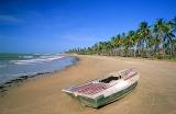 Praia de Icara de Amontada com barco no primeiro plano