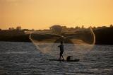 pescador jogando a tarrafa4, em Barra Nova