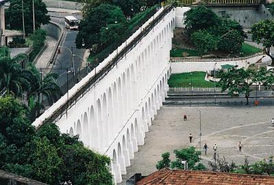 Os arcos do aqueduto da Lapa, vistos do Convento