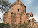 The higher stones are smaller than the lower ones,<br>the resulting lighter walls more resistant to earthquakes.