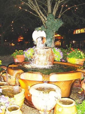 DowntownMickeyWaterFeatureTopiary1.jpg