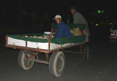 lokale Bauern verkaufen ihr Obst... / local farmers selling fruits...