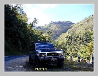 Jalan yg menyusuri sungai di Pacitan