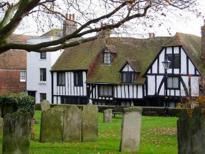 u49/ayobami/medium/36847301.TudorHouseacrossfromcemetery.jpg