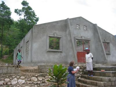 first sightening of the church with walls already built by the locals