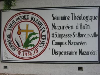 walking around the Seminaire Theologique  Nazareen d'Haiti  #5, impasse St-Marc, Petionville   Campus Nazarene