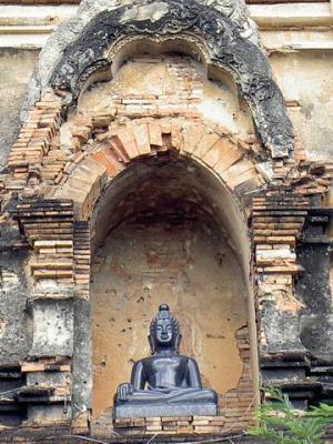 Ancient Buddha figure at Wat Lokmoli