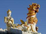 A Buddha and lion statue at Wat Chiang Yuen