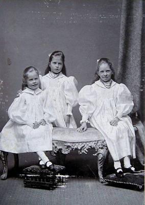 Eliza, Flora and Edith Brown or Hilda, Mary & Evelyn Goldthorp
