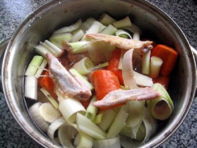 Preparar un fumet de ave con las carcazas, puerros, apio, cebollin, hierbas y zanahoria.